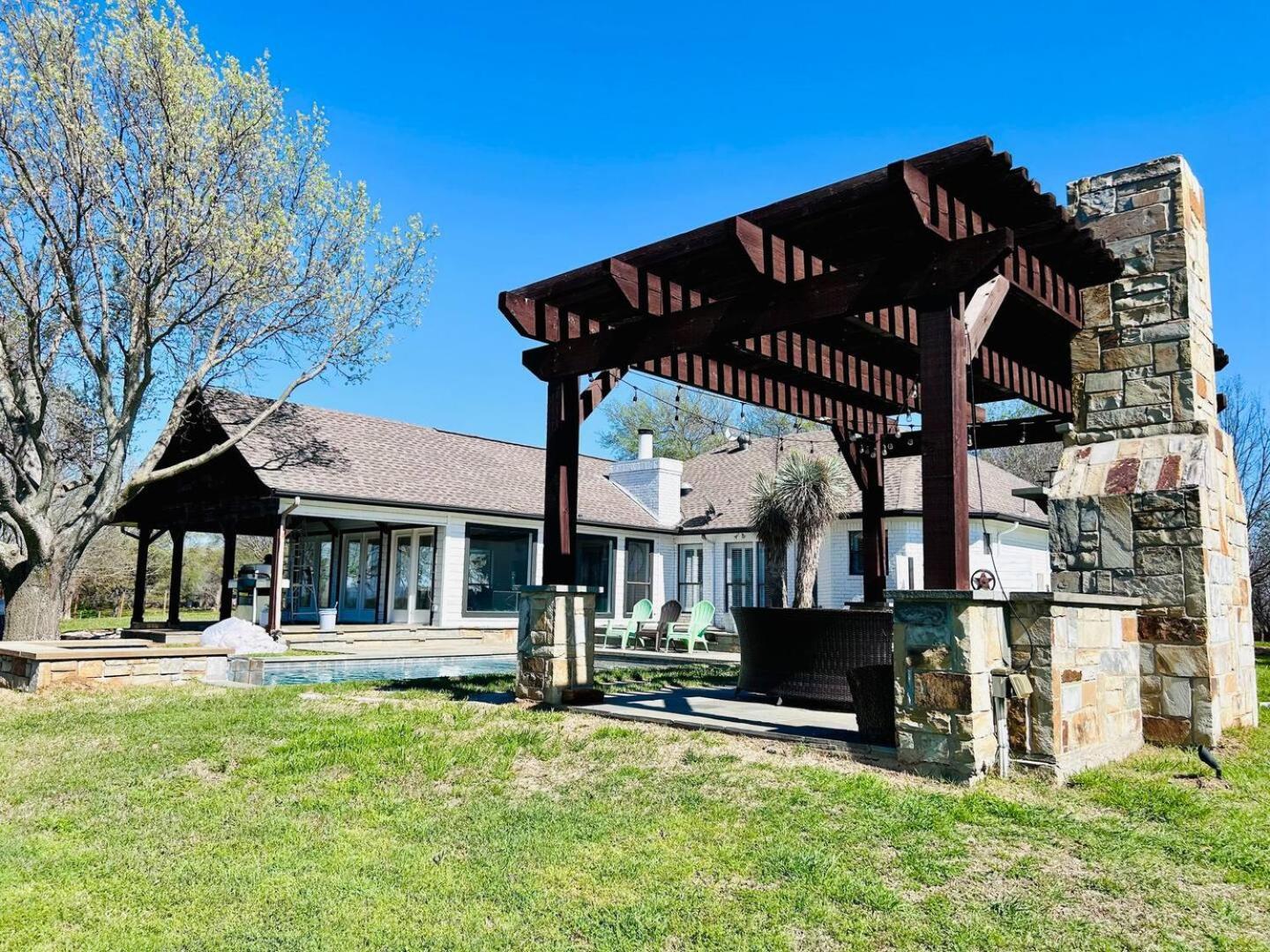 Beautiful Farmhouse W/ Pool On 6 Acres Ranch Aubrey ภายนอก รูปภาพ